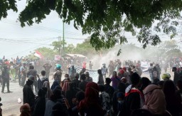 Demo Tolak Omnibus Law, Massa di Pasuruan Blokade Jalan Raya