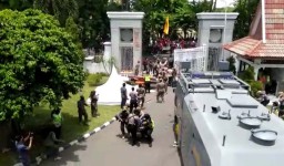 Demo Tolak Omnibus Law di Sidoarjo, Massa Robohkan Pagar Gedung DPRD