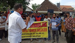 Puluhan Warga Kertosari Ponorogo Demo, Minta Tower Dirobohkan