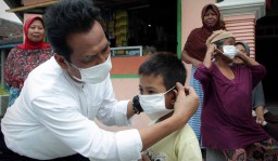 Sambung Rasa di Balongpanggang, Paslon Qosim Bagi Masker ke Warga