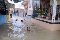 Tanggul Sungai Amblas, Desa di Pasuruan ini Terendam Banjir