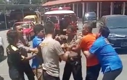 Ketika Polisi Hadang Sekelompok Orang di Mapolresta Banyuwangi