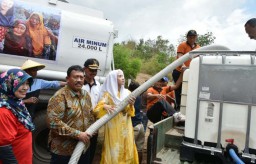 Girangnya Warga Trenggalek dapat Air Bersih: Alhamdulillah Iso Adus