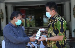 PT AMA Donasikan 1001 Botol Pro EM1 untuk Penanganan Covid-19 di Surabaya