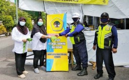 Cara Dosen Untag Surabaya Bantu Warga Terdampak Pandemi Covid-19