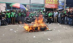 Kilas Berita Hot: Demo Ratusan Driver Ojol hingga Dua Pemuda Terkapar