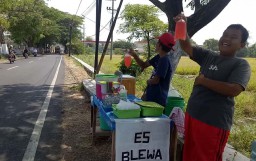 Kisah Dua Bocah SD Penjual Es Blewah di Pasuruan