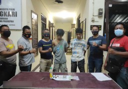 Tembakan Polisi Bubarkan Pesta Sabu, Dua Pecandu dan Pedang Diamankan