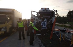 Dua Truk Kecelakaan di Tol Gempol-Pasuruan, Sopir dan Kernet Terluka