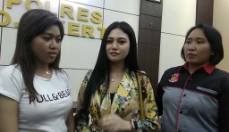 Dua Wanita Seksi yang Mandi Sambil Naik Motor Terancam Pasal Pidana