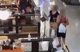 Viral Dua Wanita Seksi Diduga Mencuri Tas di Mal