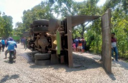 Dump Truck Seruduk Pikap dan Motor di Jalur Bromo, Dua Orang Terluka
