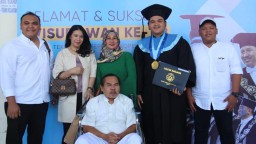 Mat Solar ‘Bajaj Bajuri’ Hadiri Wisuda Anaknya di ITS Surabaya