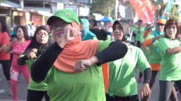 Remaja hingga Mbah-mbah di Ponorogo Ikuti Senam Goyang Dayung  Jokowi