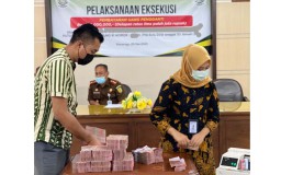 Eks Wabup Ponorogo Yuni Widyaningsih Kembalikan Uang Korupsi