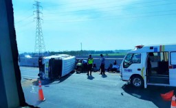 Mobil Isuzu Elf Terguling di Tol Porong, 10 Orang Peziarah Terluka