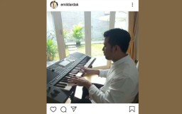Gaya Beda Wagub Jatim Emil Dardak Peringati Hari Guru
