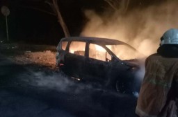 Mobil Ertiga Hangus Terbakar di Exit Tol Gunungsari, Pengemudi Terluka
