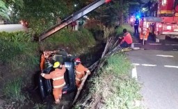 Diduga Pengemudi Ngantuk, Mobil Calya Terperosok ke Parit
