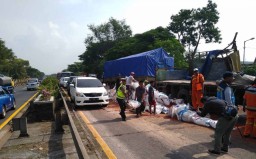 Tol Sidoarjo-Porong Kembali Normal, Kontainer Terlempar Dievakuasi
