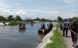 Evakuasi Pesawat Latih TNI AL di Sidoarjo Libatkan Perahu Nelayan