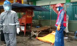 Evakuasi Pria Tewas Mendadak di Kota Mojokerto, Petugas Gunakan APD