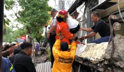 Tembok Balkon 4 Ruko di Surabaya Ambruk, Pekerja Dievakusi