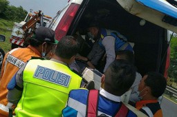 Honda CRV Hantam Luxio di Tol Sidoarjo, Dua Orang Terluka