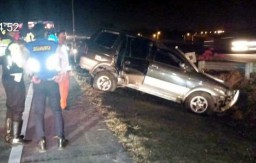 Isuzu Panther Tabrak Tiang Lampu di Tol Sumo, 2 Orang Terluka