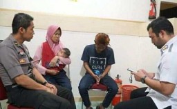 Video Anak Tendang Kepala Ibunya di Surabaya Beredar Luas