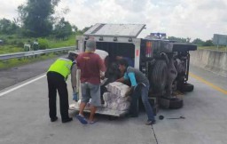 Truk Boks Muat Beras Terguling di Tol Surabaya-Mojokerto
