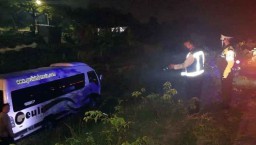 Bawa 8 Penumpang, Sebuah Minibus Terperosok di Tol Sumo