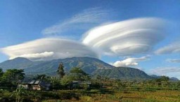 Allahu Akbar! Indahnya Fenomena Gunung Arjuno-Welirang Bertopi Awan