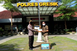 Polisi Bermanfaat dalam Karya Fotografi Peringati HPN 2020 di Gresik