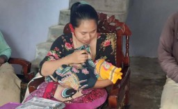 Kisah Ibu Muda Melahirkan di Kamar Mandi Usai Rapid Test Dua Kali