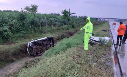 Mobil Fortuner Terperosok ke Saluran Irigasi Tol Ngawi-Madiun