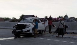 Mobil Fortuner Terguling di Tol Pasuruan, 5 Orang Sekeluarga Terluka
