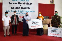 SIG Salurkan Bantuan 30 Laptop dan Pembangunan Sarana Ibadah