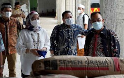 SIG Salurkan Bantuan 2.000 Zak Semen untuk Pembangunan STAI Al-Anwar di Jateng