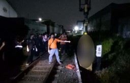 Seorang Pria Ditemukan Tewas Gantung Diri Dekat Rel Kereta Api di Surabaya