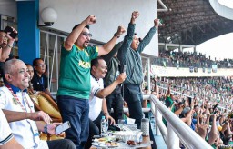 Gaya Machfud Arifin saat Persebaya Juarai Piala Gubernur Jatim 2020