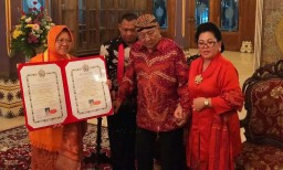 Wali Kota Risma Terima Gelar Bangsawan dari Keraton Solo