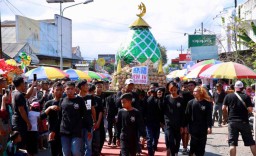 1000 Ketupat Diarak dalam Grebeg Syawal Desa Temuguruh Banyuwangi