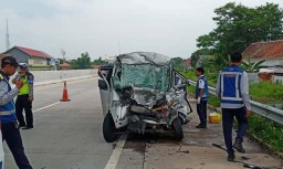 Gran Max Tabrak Truk Parkir di Tol Gempol, Satu Orang Tewas