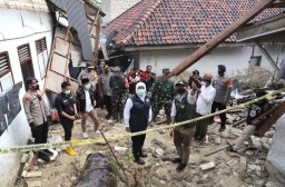 Gubernur Khofifah Tinjau dan Santuni Korban Longsor di Pamekasan