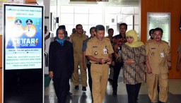 Jenguk Wali Kota Risma, Gubernur Khofifah: Beliau Sehat dan Ceria