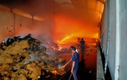 Gudang Serabut Kelapa di Banyuwangi Terbakar