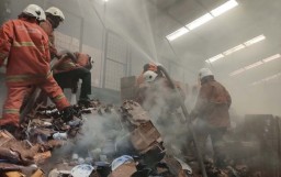 Gudang Barang Pecah Belah di Surabaya Terbakar, 12 Mobil Pemadam Dikerahkan