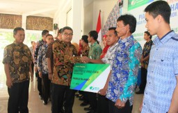 Guru Honorer di Pacitan Terima Jaminan Kematian dan Kecelakaan