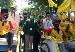 Gus Ipul-Adi Daftar ke KPU Kota Pasuruan Mengayuh Becak Wisata